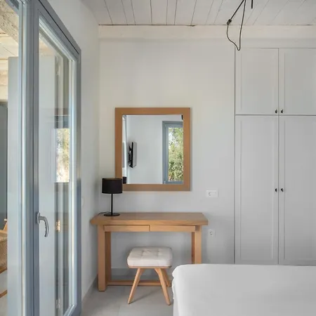 Вилла Urania Luxury Rhea Pondi